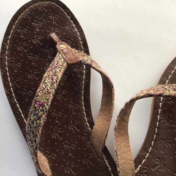 Beautiful braided Roxy flip flops w/ signature 💛